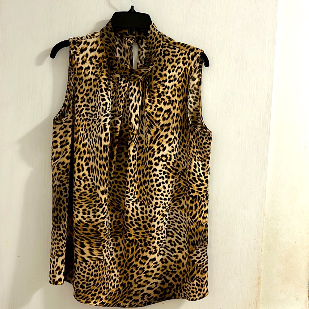 NWOT Ellen Tracy Leopard Print Mock Neck Sleeveless Blouse w back neck closure
